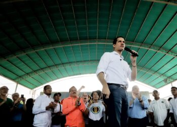 Juan Guaidó. Colegio de Médicos de Maturín. Foto Prensa presidencial, Leo Alvarez.