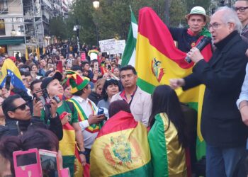 Antonio Ledezma  en reunión con los bolivianos. Foto Prensa Ledezma.