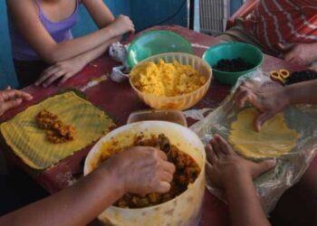 Preparación del plato navideño venezolano, hallacas. Foto Noticia al Día y a la Hora.