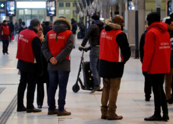 Los empleados franceses de la SNCF prestan asistencia a los pasajeros en la estación de trenes de la Gare de Lyon en París, Francia, el 6 de diciembre de 2019. REUTERS/Charles Platiau