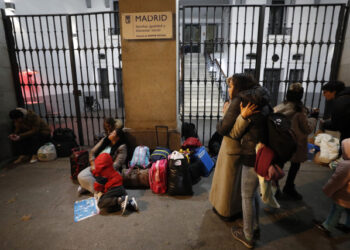 GRAF9804. MADRID, 29/11/2019.- Comida, ropa, agua, paraguas, alojamiento, dinero... Los solicitantes de asilo que esperan un recurso de acogida frente a las puertas del Samur Social de Madrid han encontrado entre el "colapso" administrativo a un grupo de "ángeles": los vecinos y miembros de parroquias unidos en una red de solidaridad. EFE/ Javier Lizón