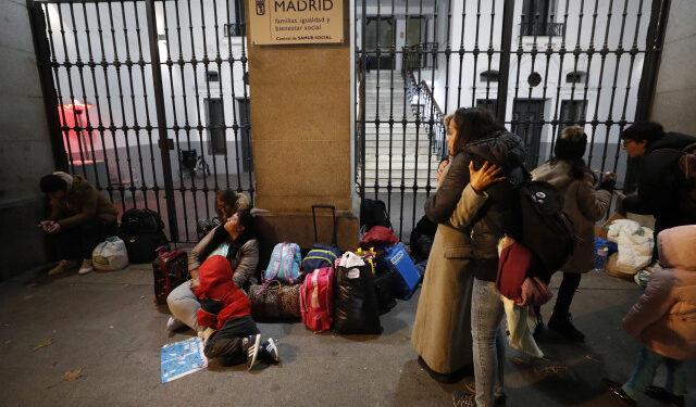 GRAF9804. MADRID, 29/11/2019.- Comida, ropa, agua, paraguas, alojamiento, dinero... Los solicitantes de asilo que esperan un recurso de acogida frente a las puertas del Samur Social de Madrid han encontrado entre el "colapso" administrativo a un grupo de "ángeles": los vecinos y miembros de parroquias unidos en una red de solidaridad. EFE/ Javier Lizón