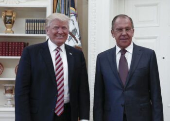 Donald Trump y el canciller ruso Serguei Lavrov. Foto de archivo.