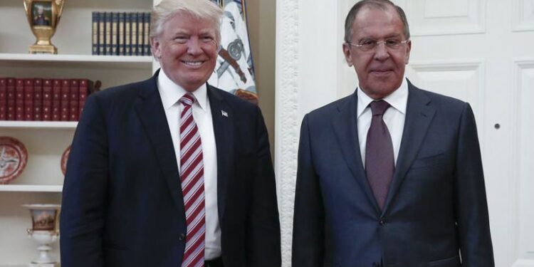 Donald Trump y el canciller ruso Serguei Lavrov. Foto de archivo.