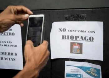 Caracas (Venezuela), 28/12/2019.- Un hombre fotografía un anuncio que dice «no contamos con Biopago» una herramienta utilizada para realizar transacciones en Petro, este sabado, en Caracas (Venezuela). EFE/ Rayner Peña R.