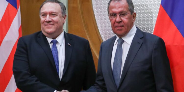 El secretario de Estado de EEUU, Mike Pompeo y su homólogo ruso, Serguéi Lavrov. Foto Agencias.