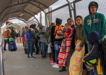 Inmigrantes venezolanos hacen fila para pasar a Estados Unidos desde Ciudad Juárez, México | Herika Martínez/AFP