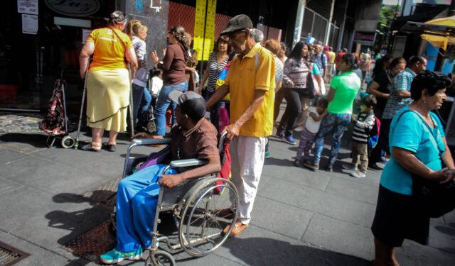 Colas por comida automercados Luz de Chacao 30-12-2019