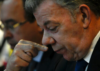 Former Colombian President (2010-2018) and 2016 Nobel Peace prize laureate, Juan Manuel Santos, gestures during a press conference at the National Electoral Council (CNE) in Bogota on December 11, 2019, after denying that Brazilian construction company Odebrecht had financed his reelection campaign. - The CNE is carrying out a preliminary investigation against the campaign for Santos re-election after receiving new evidence from the prosecution for alleged financing from the Brazilian construction company. (Photo by Juan BARRETO / AFP)