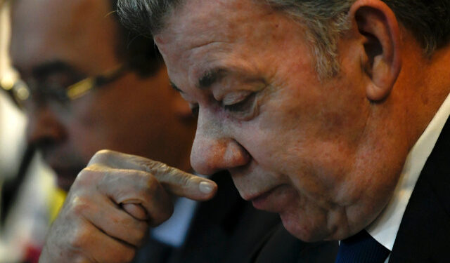 Former Colombian President (2010-2018) and 2016 Nobel Peace prize laureate, Juan Manuel Santos, gestures during a press conference at the National Electoral Council (CNE) in Bogota on December 11, 2019, after denying that Brazilian construction company Odebrecht had financed his reelection campaign. - The CNE is carrying out a preliminary investigation against the campaign for Santos re-election after receiving new evidence from the prosecution for alleged financing from the Brazilian construction company. (Photo by Juan BARRETO / AFP)