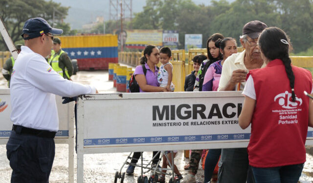 Colombian Migration officers check document at the Simon Bolivar international bridge at the border with Venezuela, in Cucuta, Colombia on November 20, 2019, after the Colombian government ordered the border closure ahead of the upcoming national strike next November 21. (Photo by Schneyder MENDOZA / AFP)