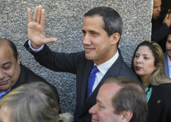 Venezuelan opposition leader and self-proclaimed acting president Juan Guaido waves while heading to the National Assembly, in Caracas, on January 7, 2020. - Opposition leader Juan Guaido and a rival lawmaker, Luis Parra -who both had claimed to be Venezuela's parliament speaker, following two separate votes and accusations of a "parliamentary coup- called for a parliamentary session today. (Photo by Yuri CORTEZ / AFP)