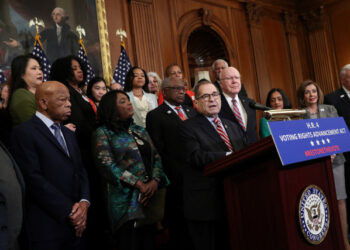 El presidente del Comité Judicial de la Cámara de Representantes de EEUU, Jerrold Nadler, habla en una conferencia de prensa junto a corrreligionarios demócratas en el Capitolio en Washington, EEUU. 6 diciembre 2019. REUTERS/Loren Elliott