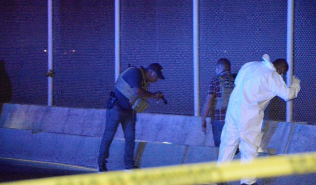 Policías y equipo forense trabajan en escena del crimen donde un ciudadano mexicano que quería asilo se cortó la garganta después de que se le negó la entrada a EEUU, Puente Internacional Pharr-Reynosa, Reynosa, México, 8 enero 2020.
REUTERS/Jesús González
NO USAR PARA VENTAS NI ARCHIVOS