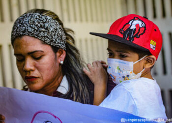 Padres y representantes de niños recluidos en el Hospital J.M de los Ríos hablan con la prensa a las afueras del hospital