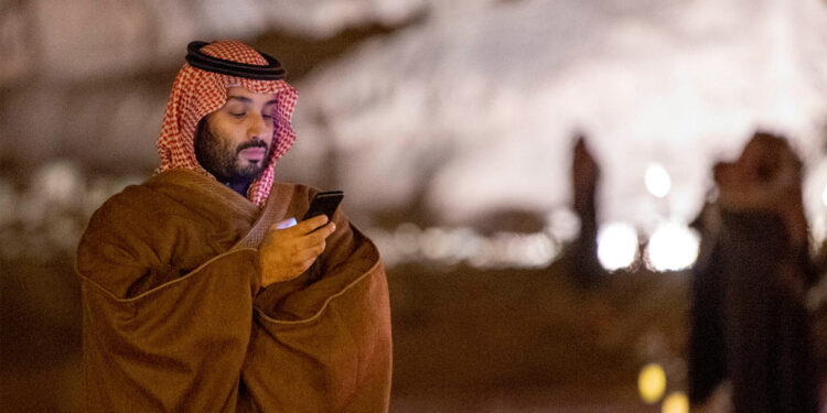 Mohamed bin Salmán mira su teléfono móvil en Riad (Arabia Saudita), el 12 de enero de 2020.