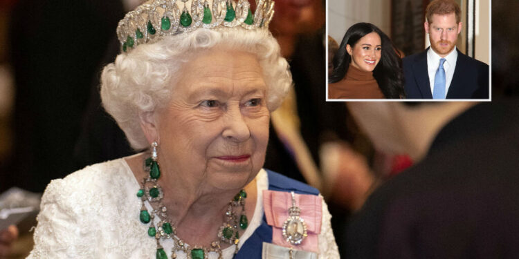 Reina Isabel II y los duques de Sussex, Enrique y Meghan Markle. Foto de archivo.