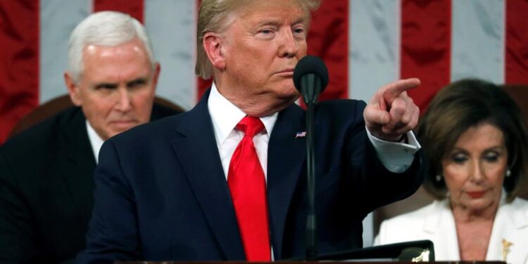 El presidente Donald Trump (C) pronuncia su discurso sobre el Estado de la Unión en una sesión conjunta del Congreso de los Estados Unidos en la cámara de la Cámara del Capitolio de los Estados Unidos en Washington, DC, EE. UU., 04 de febrero de 2020. (Estados Unidos) EFE / EPA / LEAH MILLIS / PISCINA