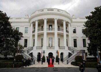 U.S. President Donald Trump and first lady Melania Trump welcome Colombian President Ivan Duque and his wife Maria Juliana Ruiz to the White House in Washington, U.S., February 13, 2019. REUTERS/Carlos Barria