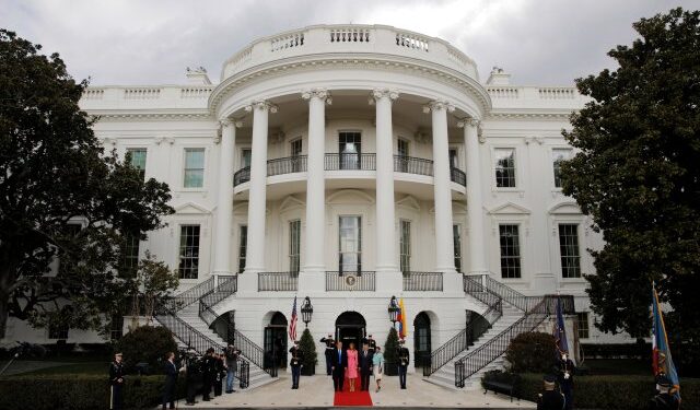 U.S. President Donald Trump and first lady Melania Trump welcome Colombian President Ivan Duque and his wife Maria Juliana Ruiz to the White House in Washington, U.S., February 13, 2019. REUTERS/Carlos Barria