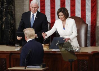 La presidenta de la Cámara de Representantes, Nancy Pelosi (d), se acerca para saludar al presidente de los Estados Unidos, Donald J. Trump (c) mientras el vicepresidente, Mike Pence (i), observa cómo llega Trump para pronunciar su discurso sobre el estado de la Unión durante una sesión conjunta del Congreso en la Cámara Cámara del Capitolio de los Estados Unidos en Washington, DC, EE. UU. EFE - SHAWN THEW.