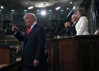 El presidente Donald Trump (L) llega para pronunciar su discurso sobre el estado de la Unión en una sesión conjunta del Congreso de los Estados Unidos en la cámara de la Cámara del Capitolio de los Estados Unidos en Washington, DC, EE. UU., 04 de febrero de 2020. (Estados Unidos) EFE / EPA / LEAH MILLIS / PISCINA