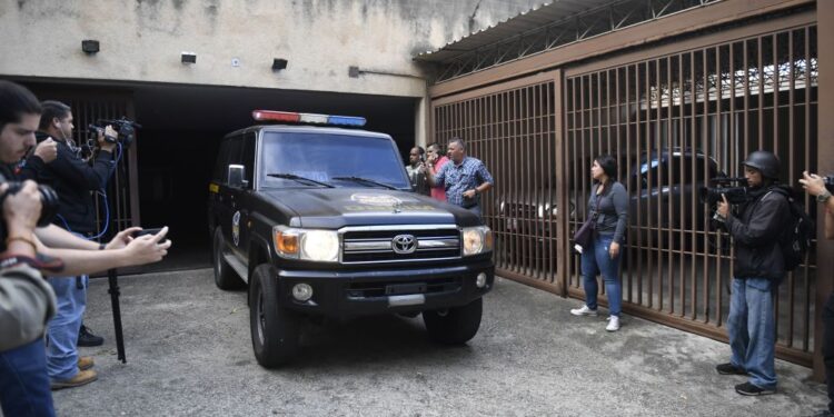 The press surrounds a vehicle of military counterintelligence outside Venezuelan opposition leader and self-proclaimed acting president Juan Guaido's uncle, Juan Jose Marquez, during his home search in Caracas on February 20, 2020. - Marquez was detained Tuesday at the international airport near Caracas while accompanying Guaido on his return trip from a three-week tour to several countries including the US aimed at building pressure on President Nicolas Maduro. (Photo by Federico Parra / AFP) (Photo by FEDERICO PARRA/AFP via Getty Images)