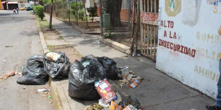 Basura en las calles. Foto de archivo.