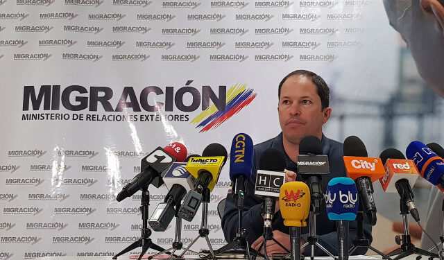 Juan Francisco Espinosa, director de Migración de Colombia, durante una conferencia de prensa en Bogotá. 4 de febrero de 2020. REUTERS/Luis Jaime Acosta