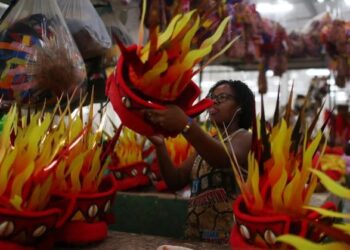 Un trabajador de la escuela de samba Grande Rio prepara parte de un disfraz de carnaval en la sede de producción de carnaval de la escuela en Río de Janeiro, Brasil, 11 febrero 2020.
REUTERS/Pilar Olivares