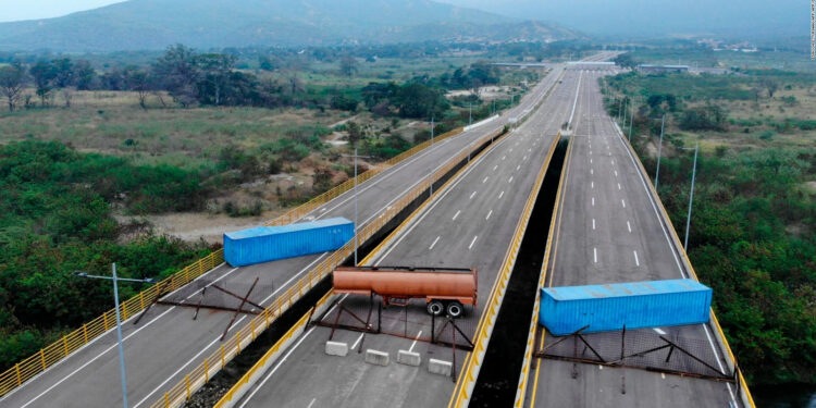 Containers Puente internacional Tienditas. Foto CNN en Español.