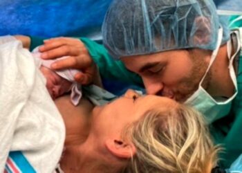 Enrique Iglesias y Anna Kournikova presentan a su tercera hija.