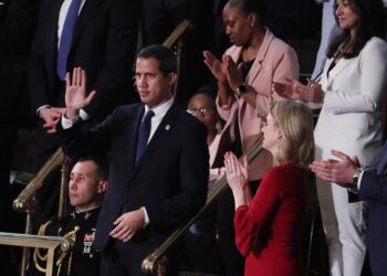 El presidente encargado de Venezuela, Juan Guaidó, recibe una ovación de pie al ser reconocido por el presidente de los Estados Unidos, Donald J. Trump, mientras pronuncia su discurso sobre el estado de la Unión durante una sesión conjunta del Congreso en la cámara de la Cámara del Capitolio de los Estados Unidos en Washington. DC, EE. UU., 4 de febrero de 2020. EFE - MICHAEL REYNOLDS