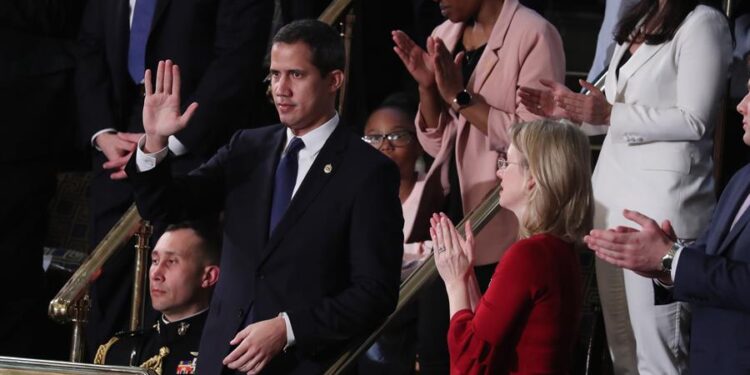 El presidente encargado de Venezuela, Juan Guaidó, recibe una ovación de pie al ser reconocido por el presidente de los Estados Unidos, Donald J. Trump, mientras pronuncia su discurso sobre el estado de la Unión durante una sesión conjunta del Congreso en la cámara de la Cámara del Capitolio de los Estados Unidos en Washington. DC, EE. UU., 4 de febrero de 2020. EFE - MICHAEL REYNOLDS