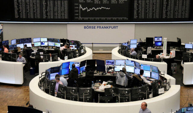 FOTO DE ARCHIVO: El gráfico del índice alemán DAX en la bolsa de Fráncfort, Alemania, el 6 de febrero de 2020. Foto de REUTERS/Personal