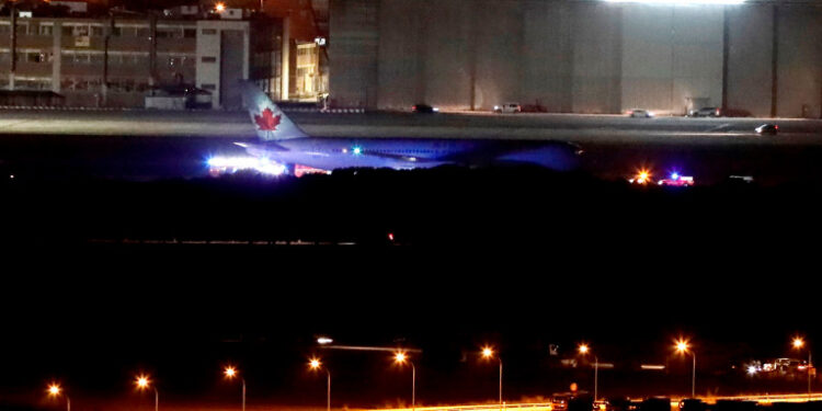 GRAF4085. MADRID, 03/02/2020.- El avión de Air Canadá que lleva horas sobrevolando el espacio aéreo cercano al aeropuerto de Barajas, en el momento de su aterrizaje en el aeropuerto madrileño, sin incidencias, a las 19.07 hora local. EFE/ Mariscal