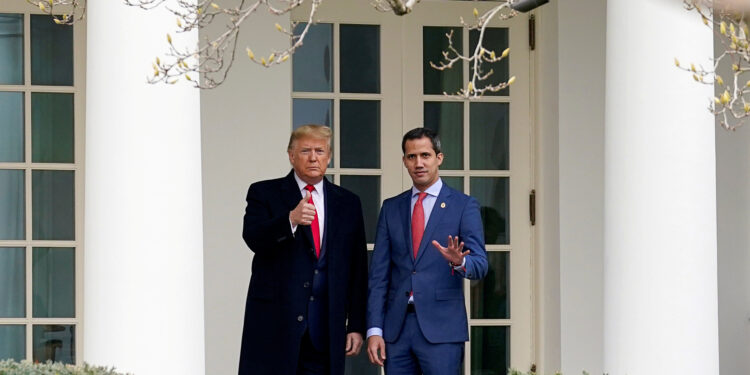 El presidente de Estados Unidos, Donald Trump, saluda a periodistas junto al líder opositor de Venezuela, Juan Guaidó, en la Casa Blanca en Washington. 5 de febrero de 2020. REUTERS/Kevin Lamarque