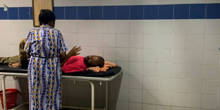 Un paciente espera en la sala de emergencias del hospital de Guiria, Venezuela.FEDERICO PARRA / AFP (AFP)