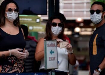 Coronavirus Brasil. Turistas con barbijos en Río de Janeiro. El estado carioca es el segundo con mayor cantidad de casos en Brasil. (AFP).