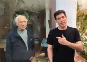 El comediante Mel Brooks y su hijo Max. Foto captura de video.