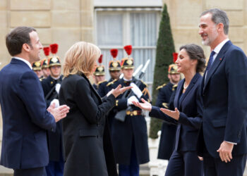 French President Emmanuel Macron and his wife Brigitte Macron welcome Spain's King Felipe VI and Queen Letizia as they arrive at the Elysee Palace in Paris, France March 11, 2020. REUTERS/Johanna Geron