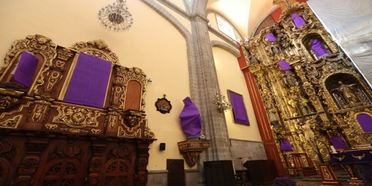 MEX7031. CIUDAD DE MÉXICO (MÉXICO), 06/03/2020.- Fotografía de la parroquia de Los Santos Cosme y Damián este viernes en la Ciudad de México (México). Una iglesia católica de la Ciudad de México ha cubierto las imágenes y las estatuas de las santas y las vírgenes en apoyo a las mujeres y lucha para llamar a la atención sobre la violencia de género. EFE/Mario Guzmán