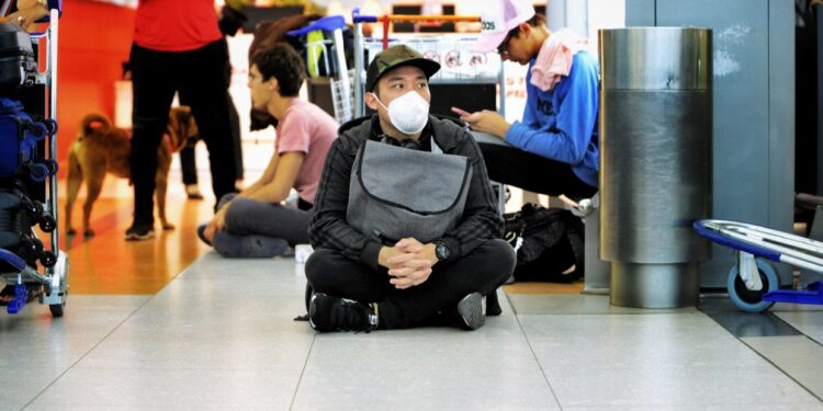 Aeropuerto de Ezeiza. Pasajeros con barbijo por prevención al Coronavirus. Fotos Emmanuel Fernández