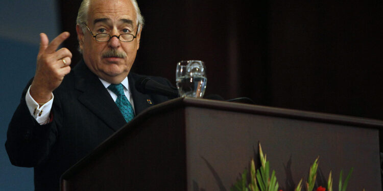 CAR03. CARACAS (VENEZUELA), 24/05/2012.- El ex presidente colombiano Andrés Pastrana (1998-2002) habla hoy, jueves 24 de mayo de 2012, a una conferencia pronunciada en un céntrico hotel de Caracas, Venezuela. EFE/ David Fernández