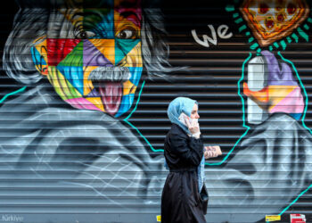 Istanbul (Turkey), 03/04/2020.- A woman wearing a protective face mask walks in front of a street graffiti depicting theoretical physicist Albert Einstein amid the ongoing coronavirus COVID-19 pandemic in Istanbul, Turkey, 03 April 2020. Turkey suspended all international flights and all inter-city travels are subject to local authorities' permission as part of measures to prevent the spread of the pandemic COVID-19 disease caused by the SARS-CoV-2 coronavirus. The country decided also to halt public events, temporarily shut down schools, and suspend sporting events. (Turquía, Estanbul) EFE/EPA/SEDAT SUNA