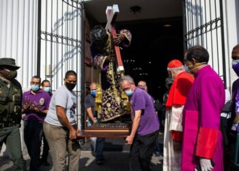 Procesión católica del Nazareno en tiempos de coronavirus en Caracas, el 8 de abril de 2020© AFP CRISTIAN HERNANDEZ