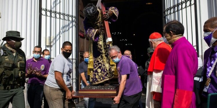 Procesión católica del Nazareno en tiempos de coronavirus en Caracas, el 8 de abril de 2020© AFP CRISTIAN HERNANDEZ