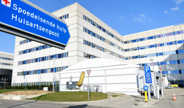 FOTO DE ARCHIVO. En el estacionamiento de los servicios de emergencia en el Centro Médico de la Universidad de Maastricht, se observa un triaje para pacientes sospechosos de coronavirus para prevenir la propagación de la enfermedad por coronavirus (COVID-19), en Maastricht, Países Bajos. 18 de marzo de 2020. REUTERS/Piroschka van de Wouw.