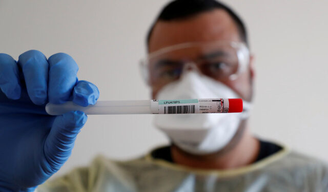 Centro de pruebas de COVID-19, hospital comunitario Havelhoehe, Berlín, Alemania, 6 abril 2020.
REUTERS/Fabrizio Bensch