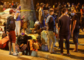 Venezuelan migrants wear face masks while waiting to board a bus to the Colombian-Venezuelan border, amid the coronavirus disease (COVID-19) outbreak in Bucaramanga, Colombia April 15, 2020. REUTERS/Stringer. NO RESALES. NO ARCHIVES.